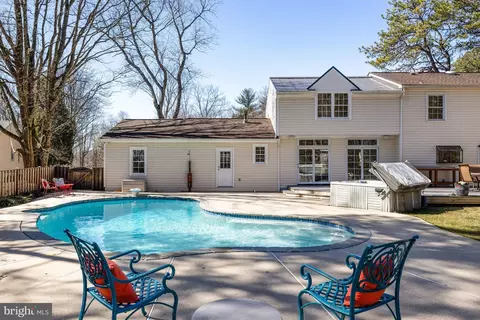 Exterior - 1807 Post Oak Trl, Reston, VA 20191 photo 21 of 23