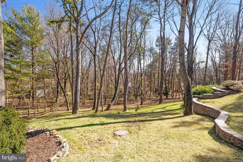 View/Area - 1807 Post Oak Trl, Reston, VA 20191 photo 2 of 7