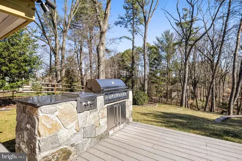 Exterior - 1807 Post Oak Trl, Reston, VA 20191 photo 15 of 23