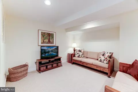 Living - 1179 Foxhound Ct, Mclean, VA 22102 photo 4 of 4