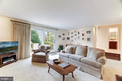 Living - 1179 Foxhound Ct, Mclean, VA 22102 photo 3 of 4