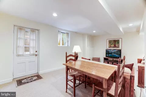 Dining - 1179 Foxhound Ct, Mclean, VA 22102 photo 4 of 4
