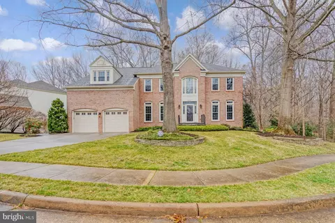 8003 Hollington Pl, Fairfax Station, VA 22039