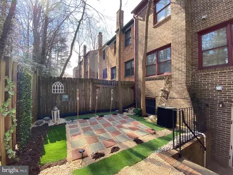 9579 Blake Park Ct, Fairfax, VA 22031