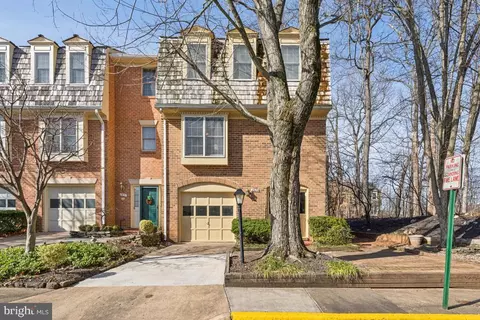 2973 Oakborough Sq, Oakton, VA 22124