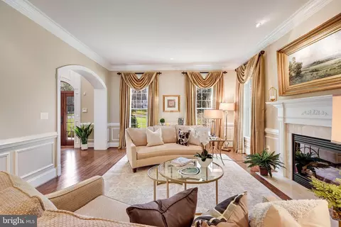 Living - 817 Carrie Ct, Mclean, VA 22101 photo 2 of 11