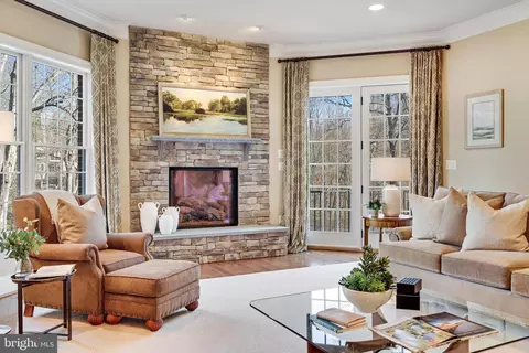 Living - 817 Carrie Ct, Mclean, VA 22101 photo 6 of 11