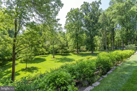 Exterior - 817 Carrie Ct, Mclean, VA 22101 photo 10 of 11