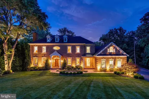 Exterior - 817 Carrie Ct, Mclean, VA 22101 photo 2 of 11