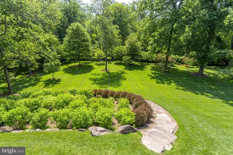 Exterior - 817 Carrie Ct, Mclean, VA 22101 photo 9 of 11