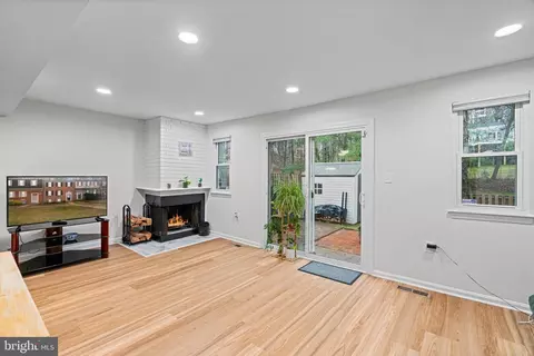Living - 5865 Banning Pl, Burke, VA 22015 photo 3 of 6