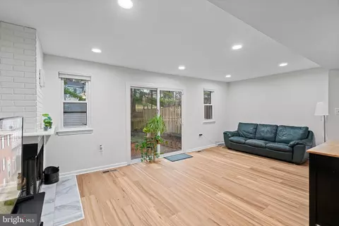 Living - 5865 Banning Pl, Burke, VA 22015 photo 2 of 6