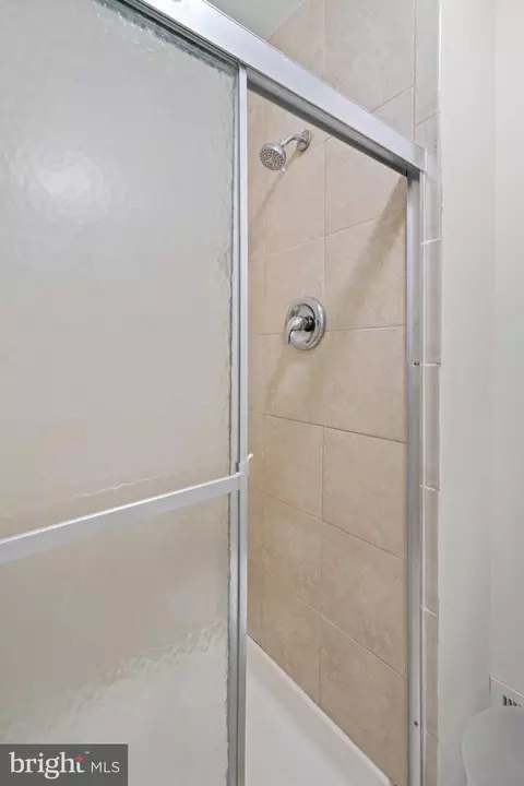 Bath - 5865 Banning Pl, Burke, VA 22015 photo 6 of 9