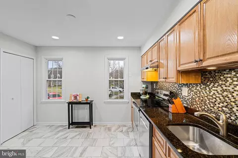 Kitchen - 5865 Banning Pl, Burke, VA 22015 photo 3 of 4