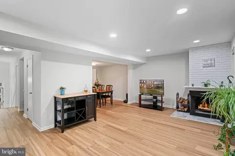 Living - 5865 Banning Pl, Burke, VA 22015 photo 5 of 6