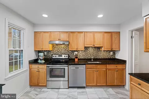 Kitchen - 5865 Banning Pl, Burke, VA 22015 photo 2 of 4