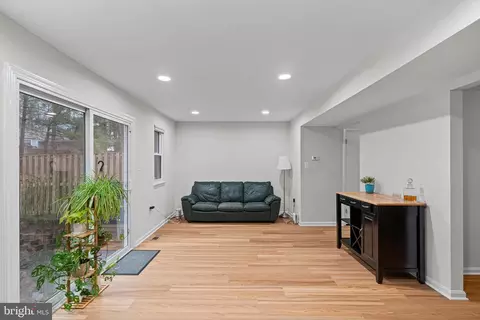 Living - 5865 Banning Pl, Burke, VA 22015 photo 4 of 6
