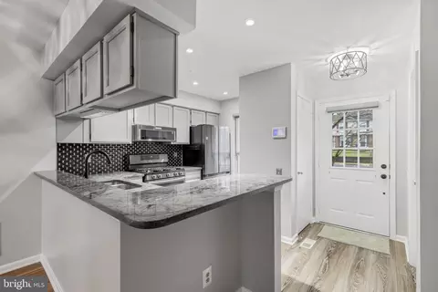 Kitchen - 9124 Blarney Stone Dr, Springfield, VA 22152 photo 4 of 5
