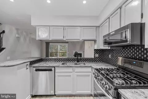Kitchen - 9124 Blarney Stone Dr, Springfield, VA 22152 photo 3 of 5