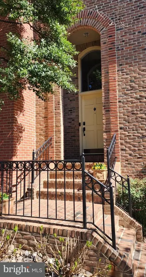 11558 Hemingway Dr, Reston, VA 20194 photo 2