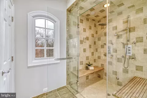 Bath - 1553 Dominion Hill Ct, Mclean, VA 22101 photo 4 of 17
