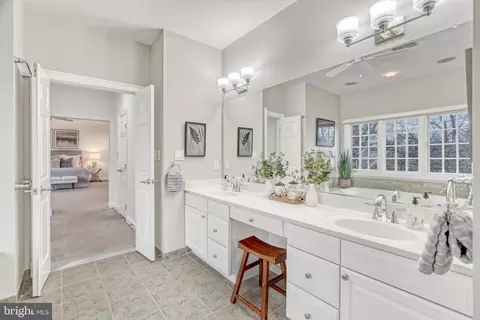 Bath - 1553 Dominion Hill Ct, Mclean, VA 22101 photo 5 of 17