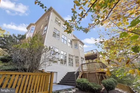 Exterior - 1553 Dominion Hill Ct, Mclean, VA 22101 photo 8 of 20