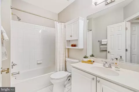 Bath - 1553 Dominion Hill Ct, Mclean, VA 22101 photo 10 of 17