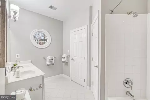 Bath - 1553 Dominion Hill Ct, Mclean, VA 22101 photo 13 of 17