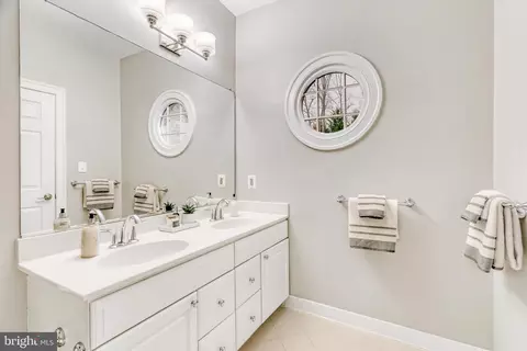 Bath - 1553 Dominion Hill Ct, Mclean, VA 22101 photo 15 of 17