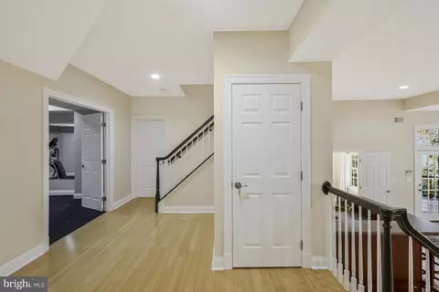 Entry Way - 1553 Dominion Hill Ct, Mclean, VA 22101 photo 10 of 11