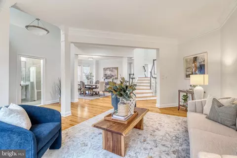 Living - 1553 Dominion Hill Ct, Mclean, VA 22101 photo 3 of 17