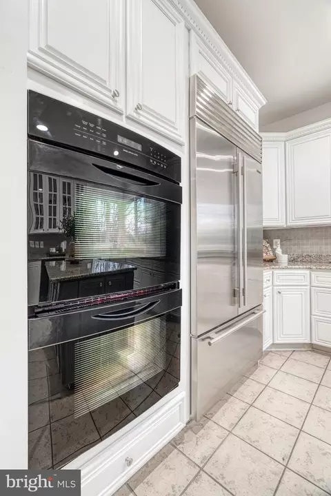 Kitchen - 1553 Dominion Hill Ct, Mclean, VA 22101 photo 5 of 11
