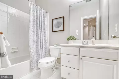 Bath - 1553 Dominion Hill Ct, Mclean, VA 22101 photo 12 of 17