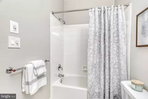 Bath - 1553 Dominion Hill Ct, Mclean, VA 22101 photo 11 of 17