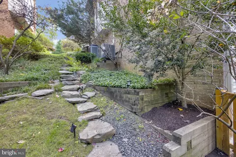 Exterior - 1553 Dominion Hill Ct, Mclean, VA 22101 photo 18 of 20