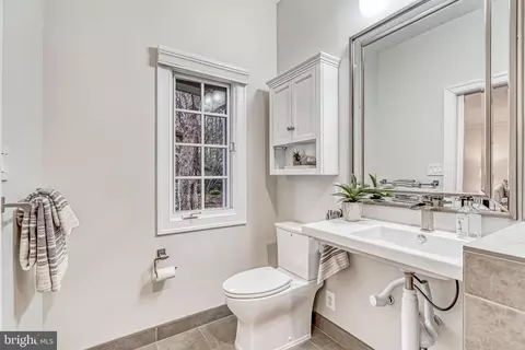 Bath - 1553 Dominion Hill Ct, Mclean, VA 22101 photo 2 of 17