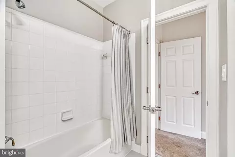 Bath - 1553 Dominion Hill Ct, Mclean, VA 22101 photo 14 of 17