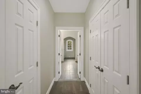 Entry Way - 1553 Dominion Hill Ct, Mclean, VA 22101 photo 4 of 11