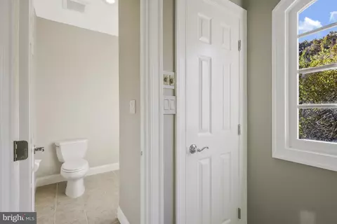 Bath - 1553 Dominion Hill Ct, Mclean, VA 22101 photo 9 of 17