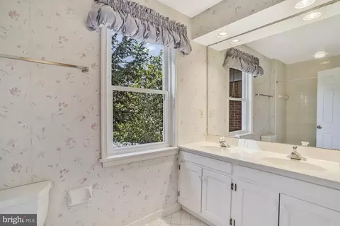 Bath - 937 Mackall Ave, Mclean, VA 22101 photo 6 of 8