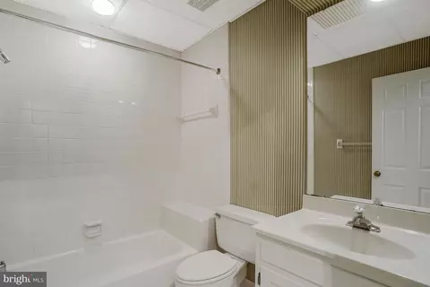 Bath - 937 Mackall Ave, Mclean, VA 22101 photo 7 of 8