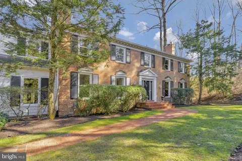 937 Mackall Ave, Mclean, VA 22101