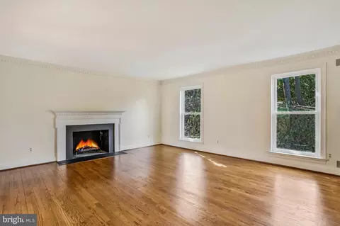 Living - 937 Mackall Ave, Mclean, VA 22101 photo 2 of 5
