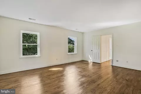 Living - 937 Mackall Ave, Mclean, VA 22101 photo 4 of 5