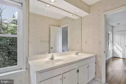 Bath - 937 Mackall Ave, Mclean, VA 22101 photo 5 of 8