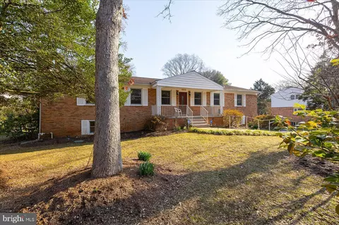 Exterior - 3003 Rayjohn Ln, Herndon, VA 20171 photo 4 of 17