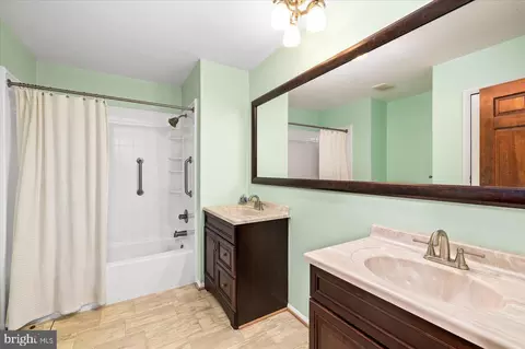 Bath - 3003 Rayjohn Ln, Herndon, VA 20171 photo 1 of 6
