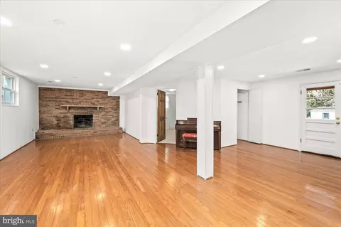 Living - 3003 Rayjohn Ln, Herndon, VA 20171 photo 3 of 3