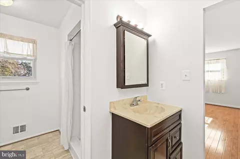 Bath - 3003 Rayjohn Ln, Herndon, VA 20171 photo 3 of 6